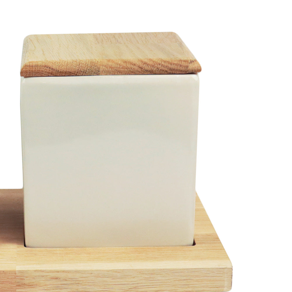 Keramikurne und Ginseng Bonsai auf Holztablett