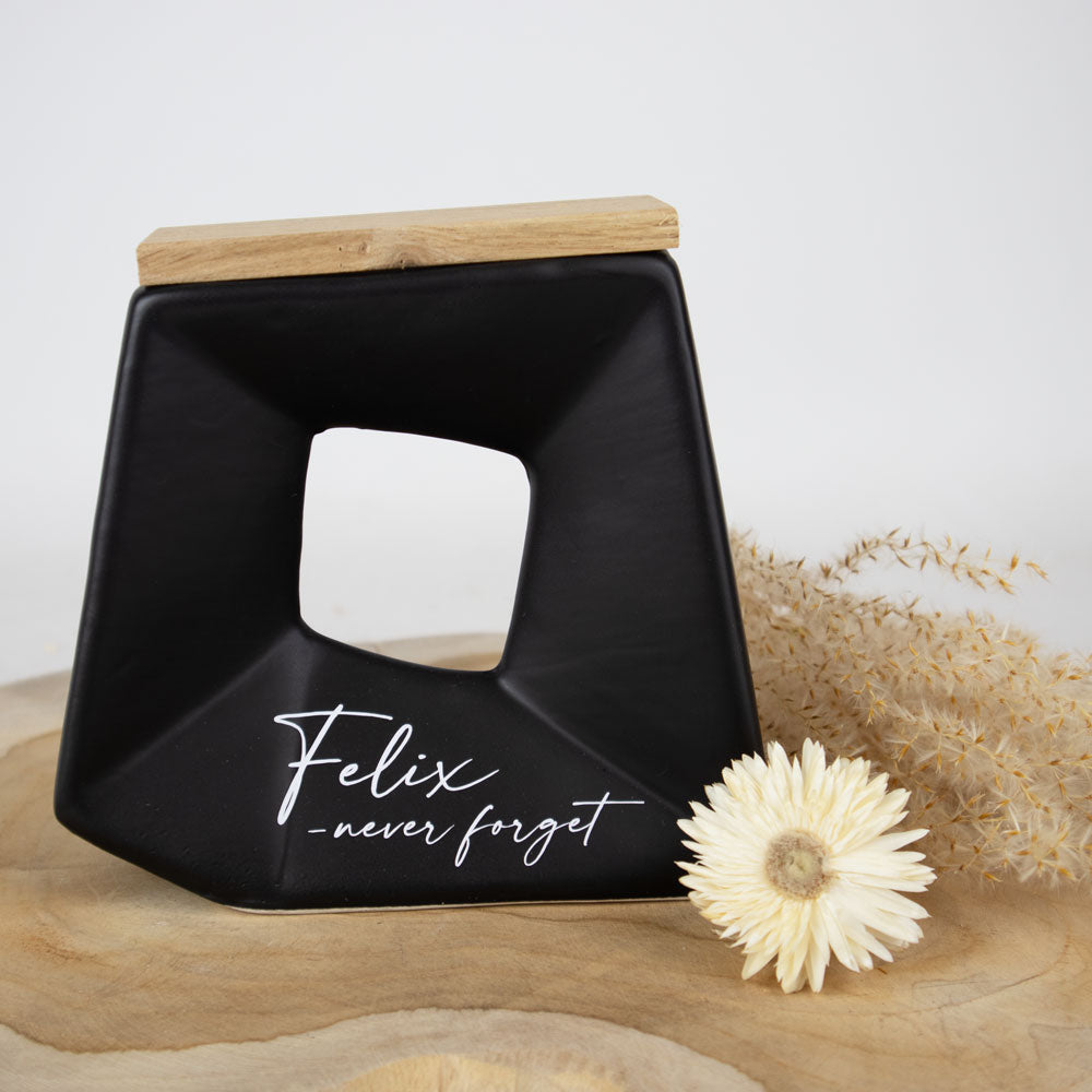 Individuelle Beschriftung auf der Urne - Hochwertiger Vinyl-Druck